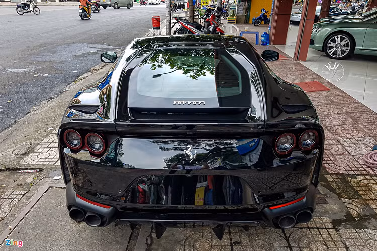 Phần đuôi của xe mang cũng có thiết kế tương tự với F12berlinetta. Theo công bố của nhà sản xuất, dung tích khoang hành lý của 812 Superfast vào khoảng 320 lít, khá thoải mái cho một chiếc xe thể thao hiệu suất cao.