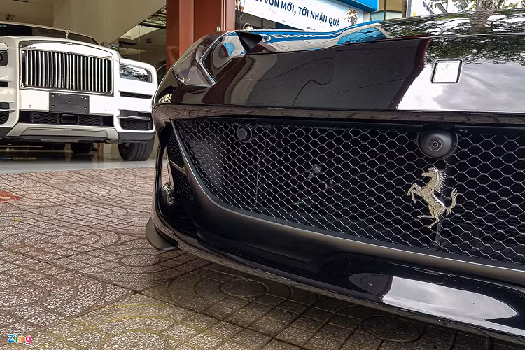 Cản trước của xe thiết kế mạnh mẽ hơn F12berlinetta, đồng thời phục vụ cho việc làm mát động cơ cũng như tăng hiệu quả khí động học thông qua cơ cấu đóng/mở cửa gió cơ điện. Xe còn có thêm hệ thống camera 360. 