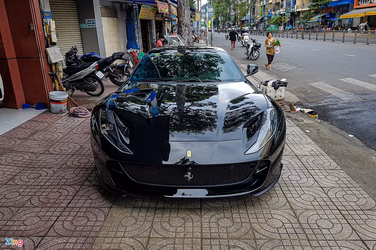 Được ra mắt tại triển lãm Geneva Motor Show 2017, Ferrari 812 Superfast mới là mẫu xe thay thế cho F12berlinetta. Mẫu xe này nhanh chóng lấy được cảm tình của những người đam mê siêu xe trên thế giới. Cuối năm 2019, chiếc 812 Superfast đầu tiên được đưa về Việt Nam với màu sơn đỏ Rosso Settanta. 