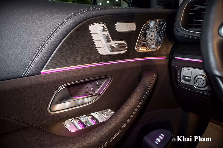 Mercedes GLS 450 4Matic 2020 còn nhiều trang bị tiện nghi khác như: Điều hòa khí hậu tự động 4 vùng độc lập THERMOTRONIC, cửa sổ trời toàn cảnh Panorama, rèm che nắng, hệ thống âm thanh Burmester® 13 loa, công suất 590 watt, Touchpad điều khiển cảm ứng dạng thiết kế mới trên bệ trung tâm...