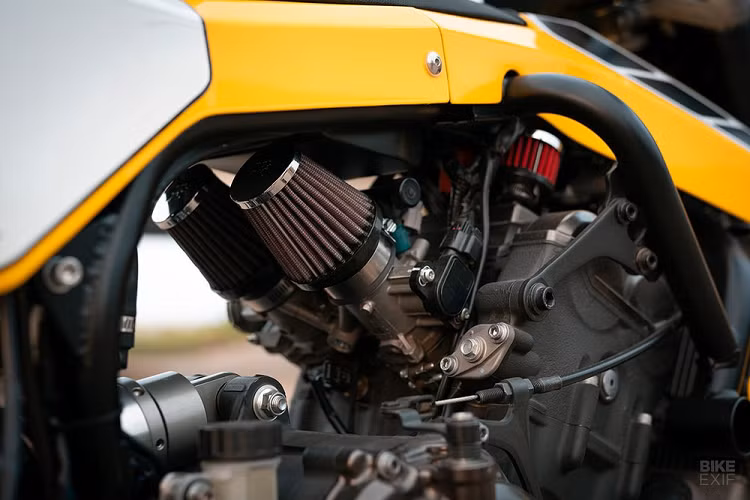 Có thể thấy, toàn bộ dàn vỏ của chiếc xe đã được thay thế theo phong cách Supermoto đầy thanh thoát và linh hoạt. Ở dàn đầu xe, một bộ mặt nạ dạng bảng số được thiết kế lại với dè chắn bùn trước đặt cao và gắn liền rất gọn gàng. Phuộc trước ống lồng của Yamaha MT-07 độ Supermoto này vẫn được giữ nguyên và chỉ thay thế cặp lốp lớn cho cái nhìn rất khỏe khoắn và dày dặn, đúng chất Supermoto.