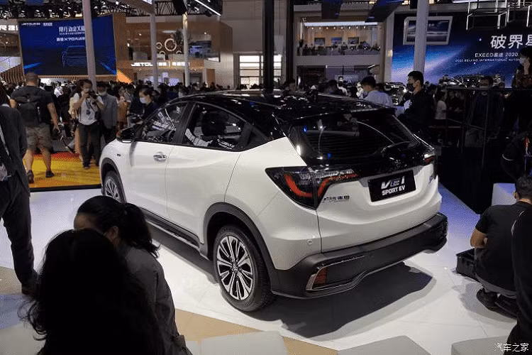 Cụ thể hơn, Everus là một thương hiệu thuộc liên minh trên, VE-1 là một mẫu crossover điện chế tạo dựa trên Honda HR-V. Mẫu Everus VE-1 nguyên bản đã được ra mắt trong năm 2019, và VE-1 Sport EV là một biến bản mới, mang chất thể thao hầm hố hơn.