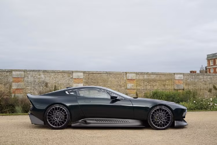 Hiện hãng Aston Martin chưa công bố thông số vận hành của Victor. Chỉ biết rằng, chiếc siêu xe này tạo ra lực ép xuống mặt đường ở vận tốc 160 km/h cao hơn 30% so với xế đua Aston Martin Vantage GT4.
