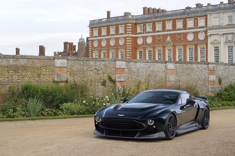 Trong sự kiện London’s Concours of Elegance vừa qua, bộ phận Q chuyên sản xuất xe đặc biệt hoặc theo đơn đặt hàng của hãng Aston Martin đã chính thức vén màn tân binh có tên Victor. Về cơ bản, đây là mẫu siêu xe Aston Martin Victor "hàng thửa" này được xem là hoang dã nhất mà bộ phận Q từng trình làng từ trước đến nay.