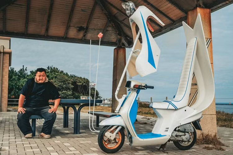 Phong trào độ xe tay ga ở Nhật Bản đã thực sự lan rộng ở cuối thập niên 1970 và đầu 1980, khi văn hóa độ xe máy và xe ô tô đạt tới đỉnh điểm. Bởi dễ độ, những chiếc xe tay ga nhỏ bé, thường chỉ trang bị động cơ 2 thì 50 cc, bắt đầu mang trên mình các chi tiết thay đổi đặc trưng, điển hình là việc thiếu hoàn toàn hệ thống treo.