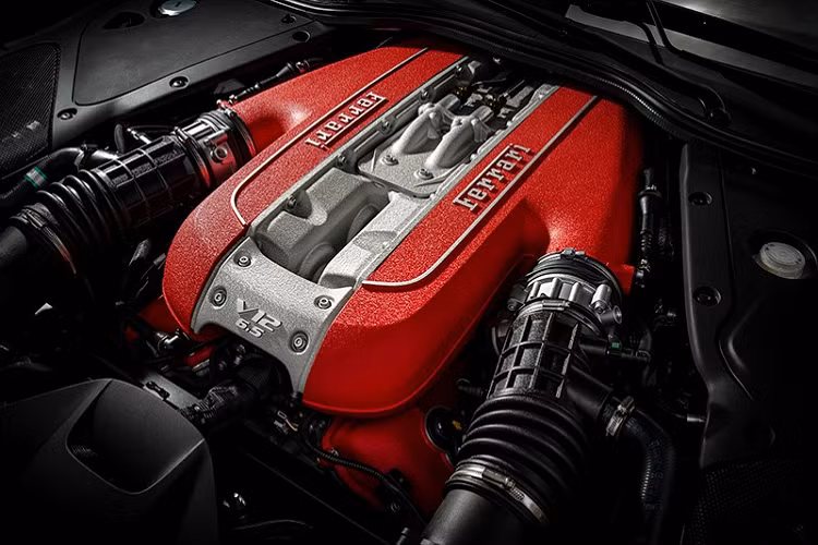Thậm chí, số tiền mà các đại gia Thái phải chi ra để sở hữu siêu xe mui trần Ferrari 812 GTS theo diện chính hãng chỉ từ 34,7 triệu Baht, tương đương 26 tỷ đồng, rẻ hơn phân nửa so với số tiền mà nếu có đại gia Việt mua Ferrari 812 GTS theo diện không chính hãng và ra biển trắng. Hy vọng là trong thời gian không xa, các nhà giàu Việt sẽ mua dòng xe mui trần Ferrari 812 GTS.