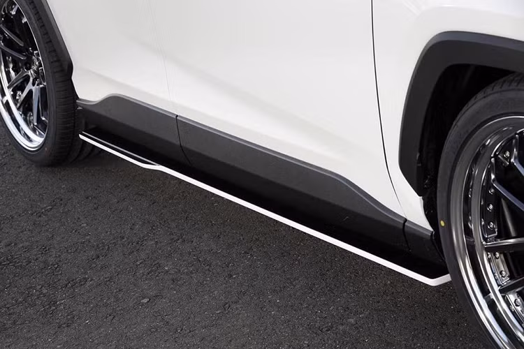Mặt sau của xe bên cạnh đó xuất hiện với hệ thống 4 ống xả cùng bộ cản cỡ lớn gia tăng vẻ bề thế cho một chiếc xe cỡ nhỏ. Cuối cùng, RAV4 được Kuhl Racing trang bị bộ mâm 19-inch cùng hệ thống treo đặc biệt với khả năng nâng/hạ gầm xe.