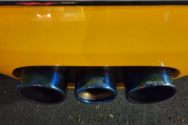 Chiếc Ferrari 458 Italia trong bài viết đã được chủ nhân nâng cấp bộ ống xả IPE ( Innotech Performance Exhaust ) để cho ra âm thanh to và uy lực hơn