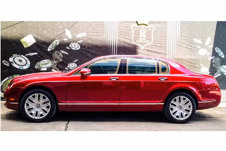 Bentley trang bị cho mẫu xe siêu sang Continental Flying Spur đời cũ khối động cơ W12, dung tích 6.0 lít, tăng áp kép, sản sinh công suất tối đa 552 mã lực tại vòng tua máy 6.100 vòng/phút và mô-men xoắn cực đại 650 Nm tại vòng tua 1.600 vòng/phút. Hộp số tự động 6 cấp.