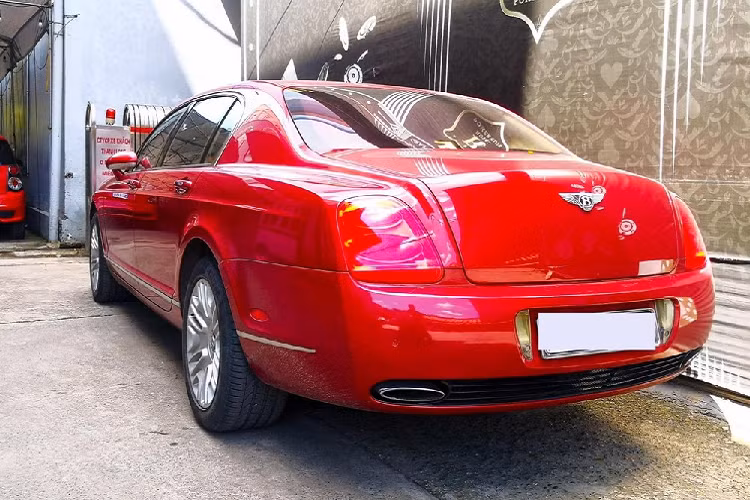 Ước tính số lượng xe sang Bentley phủ bụi tại Việt Nam cũng đã hơn 20 chiếc với nhiều phiên bản khác nhau nhưng hay bắt gặp nhất là dòng xe siêu sang 4 chỗ ngồi Continental Flying Spur, bên cạnh đó còn có các phiên bản khác như Bentley Mulsanne, Coupe siêu sang Bentley Continental GT cho đến mẫu xe mui trần Bentley Continental GTC.