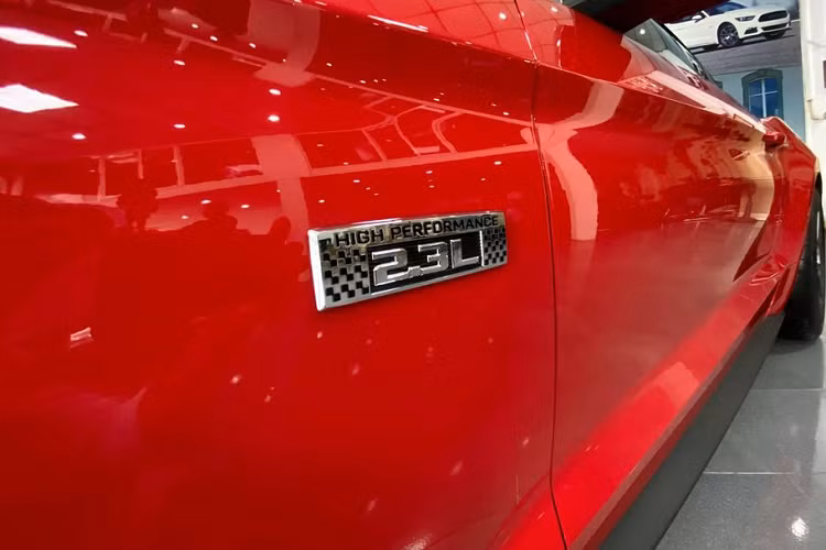 Bên cạnh đó, Mustang High Performance 2020 còn sở hữu tới 4 màu sắc ngoại thất mới với tên gọi mĩ miều, bao gồm Đỏ Red hot Metallic Tinted Clearcoat, Xanh Grabber Lime, Bạc Iconic Silver và Cam Twister Orange.