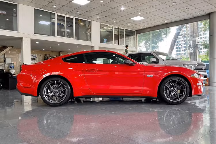 Về hiệu suất, Ford Mustang High Performance 2020 được bộ phận Ford Performance tinh chỉnh lại hệ thống treo và phanh theo nguyên mẫu Mustang GT.
