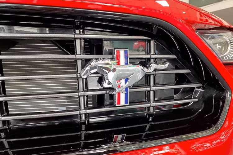 Đối với chiếc Mustang High Performance 2020 đầu tiên cập bến Việt Nam được trang bị màu sơn Đỏ Red hot Metallic Tinted Clearcoat.