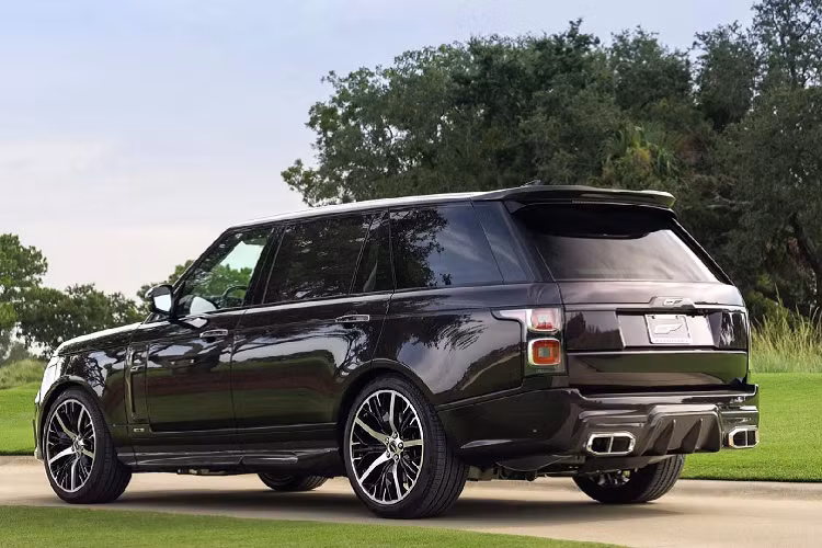 Tuy nhiên trong một vài năm qua, cái tên Land Rover đang dần bị lu mờ trước các đối thủ khác Bentley và Rolls-Royce.