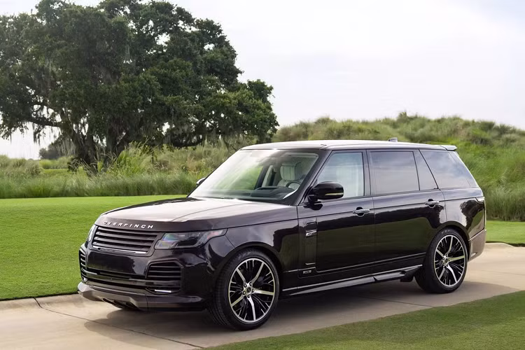 Được phát triển dựa trên phiên bản SUV hạng sang Range Rover Autobiography LWB 2021 hiện tại, bản độ của Overfinch được trang bị bộ body kit bằng sợi carbon bao gồm cản trước thể thao hơn với các khe hút gió lớn hơn và đèn LED chạy ban ngày.