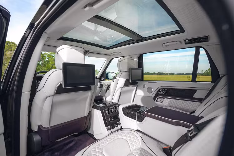 Phiên bản này sẽ được hãng độ Overfinch sản xuất giới hạn 5 chiếc và giá xe Range Rover Sandringham Edition bắt đầu từ 315,000 USD (khoảng 7,3 tỷ đồng).