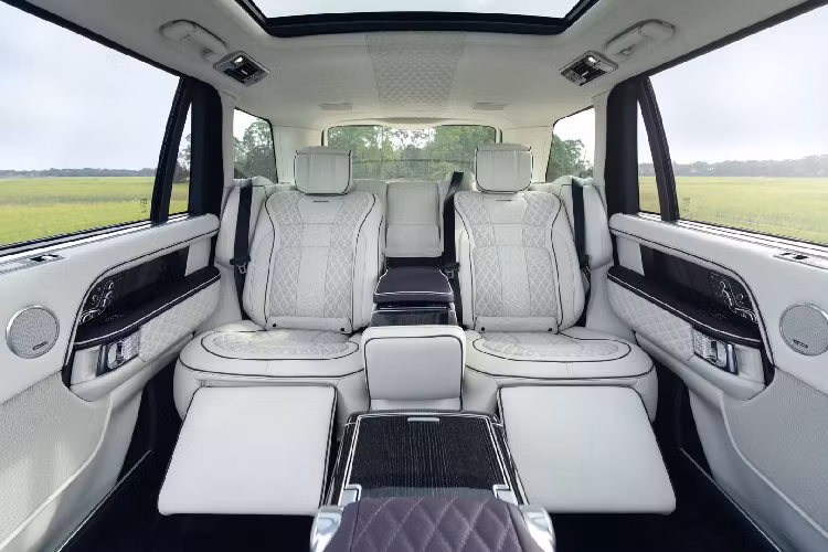 Những thay đổi không chỉ dừng lại ở phía trước. Mẫu SUV hạng sang được trang bị cánh gió bằng sợi carbon và cản sau thể thao hơn với bộ khuếch tán nổi bật. Bản độ của Overfinch cũng có hệ thống ống xả bằng thép không gỉ. Đặc biệt, phiên bản Range Rover Sandringham Edition mang trên mình màu sơn Nebula Black cộng hưởng các sắc thái màu tím đem lại hiệu ứng thị giác độc đáo theo ánh sáng mặt trời.