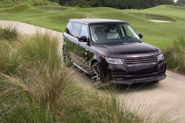 Phiên bản Range Rover Sandringham Edition mới còn sở hữu lưới tản nhiệt sợi carbon. Khe gió chắn bùn trước bằng sợi carbon. Hoàn thiện bản độ là mâm xe hợp kim 22 inch gia công bằng máy cắt kim cương.
