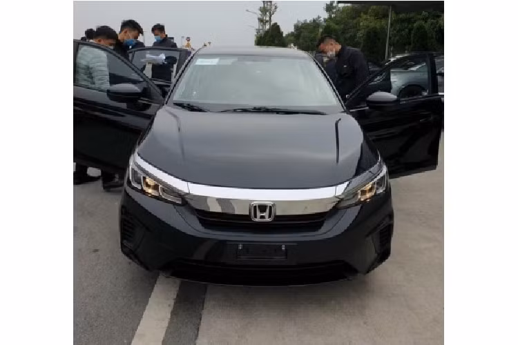 Tuy nhiên, phiên bản City G tiêu chuẩn chỉ có 4 túi khí, không có camera lùi như các bản cao cấp hơn. Động cơ Honda City 2021 chỉ có 1 loại duy nhất là 1.5L I5 cho công suất tối đa 119 mã lực tại vòng tua 6.600 v/p và mô men xoắn cực đại 145 Nm tại vòng tua 4.300 v/p. Khối động cơ này kết hợp cùng hộp số CVT.