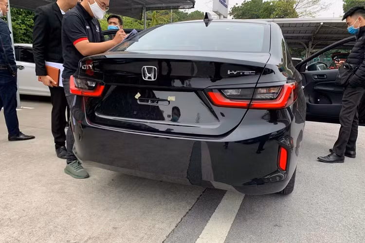 Hiện tại, Honda City phải cạnh tranh với hàng loạt đối thủ nặng kí trong phân khúc như Toyota Vios hay Hyundai Accent,... Hiện tại, phần lớn các đại lý đã đẩy hết hàng tồn kho để chuẩn bị đón lô CIty mới. Trong tháng 10 vừa qua, chỉ có 8 xe City được bán ra do lượng xe còn tồn không nhiều. Điều này khiến mẫu xe Nhật rơi vào danh sách những mẫu xe bán chậm nhất thị trường trong tháng 10 vừa qua.