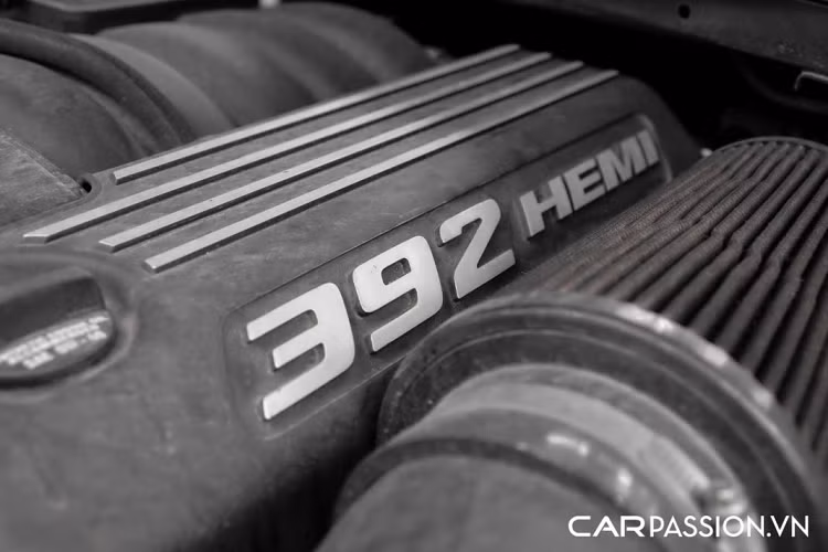 Ghế ngồi trên xe là sự kết hợp giữa da Nappa và da Alcantara màu đỏ, lưng ghế thêu chữ “SRT” màu trắng, đem lại cái nhìn thể thao. Xe có băng ghế phía sau khá thoải mái và phù hợp với trẻ em. Vô-lăng “zin” đã được garage Việt Mỹ bọc da Alcantara cao cấp. So với đàn anh SRT Hellcat, phiên bản SRT 392 cho cảm giác dễ lái hơn, mặc dù vậy, trụ A quá lớn khiến tầm nhìn bị hạn chế.
