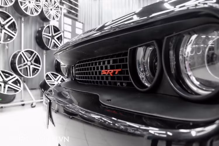 Challenger là một mẫu xe cơ bắp hiếm hoi vẫn giữ được những nét đẹp hoài cổ ở thập niên 70. Phần đầu xe là một ví dụ điển hình khi có sự xuất hiện của cụm đèn pha kép đặc trưng và lưới tản nhiệt kéo dài. Ở những mẫu xe cơ bắp, việc tận dụng tối đa luồng không khí để làm mát cho khối động cơ với dung tích “khủng” dường như đã trở thành tôn chỉ trong việc thiết kế. Nắp ca-pô được dập gân mạnh mẽ và có các khe thoát khí cỡ lớn. Líp trước to bản có tác dụng tăng tính ổn định khi xe di chuyển với tốc độ cao