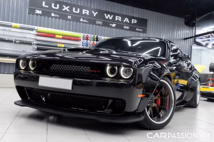 Xuất hiện trong bài viết là chiếc Dodge Challenger SRT 392 duy nhất tại Việt Nam, xe được nhập khẩu về nước thông qua một doanh nghiệp tư nhân vào năm 2016 và thuộc sở hữu của một người chơi xe tại Sài Gòn. Được xem như là phiên bản “nhẹ kí” của chiếc Challenger Hellcat, phiên bản SRT 392 không có quá nhiều sự thay đổi về mặt ngoại thất, khác biệt lớn nhất đến từ khối động cơ V8 Hemi siêu nạp có dung tích 6.2 lít và công suất 707 mã lực, mạnh hơn 222 mã lực so với mức 485 trên Challenger SRT 392.
