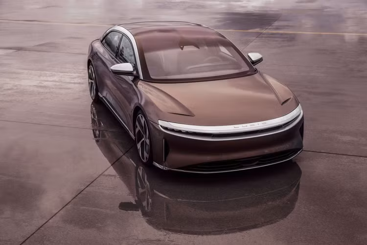 Bản Air Grand Touring có công suất 800 mã lực, khoảng cách di chuyển 832 km, giá khởi điểm 131.500 USD (đã ưu đãi thuế). Trong khi đó, Air Dream Edition có sức mạnh tương đương siêu xe công suất lớn (hypercar), lên tới 1.080 mã lực và có thể chạy được 748 km mỗi lần sạc đầy pin. Giá khởi điểm của phiên bản này là 161.500 USD (đã ưu đãi thuế).