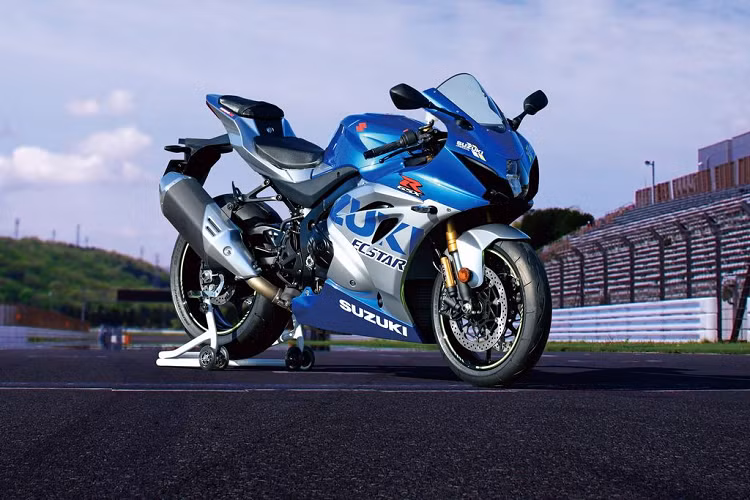 Mới đây, Suzuki Anh Quốc đã cho ra mắt phiên bản đặc biệt của mẫu xe Suzuki GSX-R1000 2020 mới nhân kỷ niệm 100 năm thành lập hãng với tên gọi GSX-R1000R 100th Anniversary Limited Edition. Mẫu xe này sẽ chính thức được bán ra vào tháng 10 tới với số lượng sản xuất chỉ 100 chiếc trên toàn thế giới và giá bán dao động từ 22.000 USD (khoảng 528 triệu đồng).