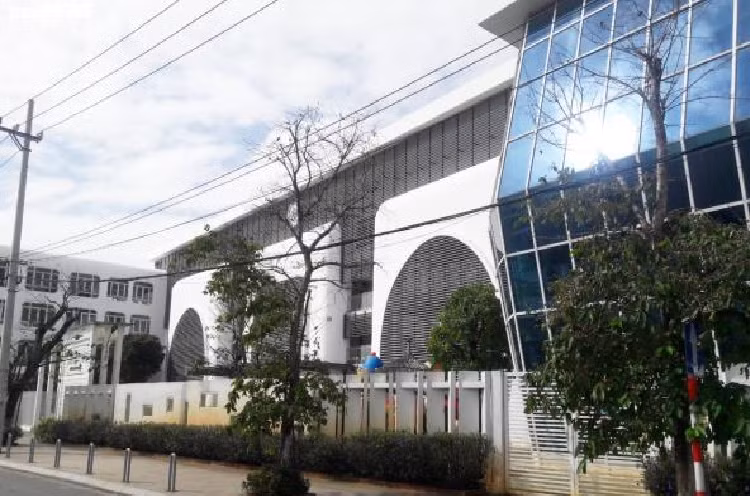 Khu đất 3.264m2 trên đường Ngô Quyền, quận Sơn Trà hiện là Trường Mầm non ABC của Công ty TNHH I.V.C. Các bị can Minh, Chiến cố ý làm trái quy định khi giao quyền sử dụng đất cho Phan Văn Anh Vũ, gây thiệt hại ngân sách hơn 150 tỷ đồng. 