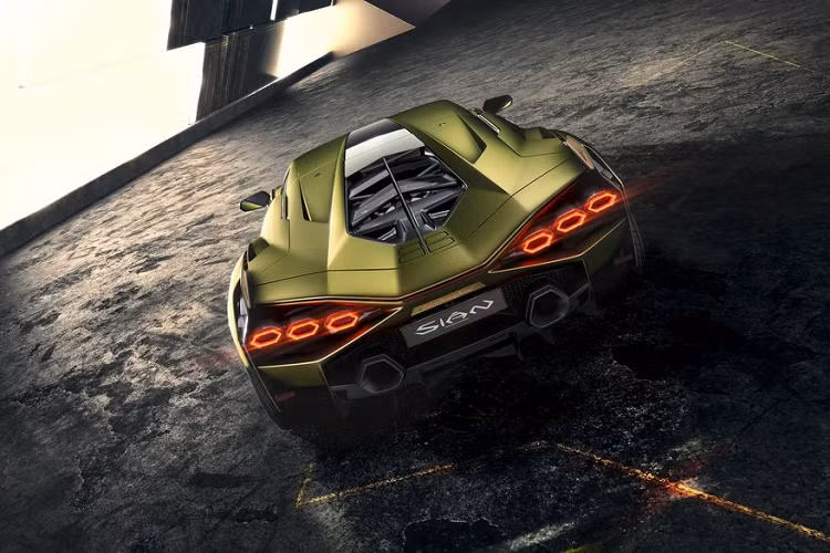Theo công bố từ hãng siêu xe Lamborghini, Sian chỉ cần dưới 2,8 giây để tăng tốc từ 0 lên 100 km/h, trước khi đạt tốc độ tối đa 350 km/h.