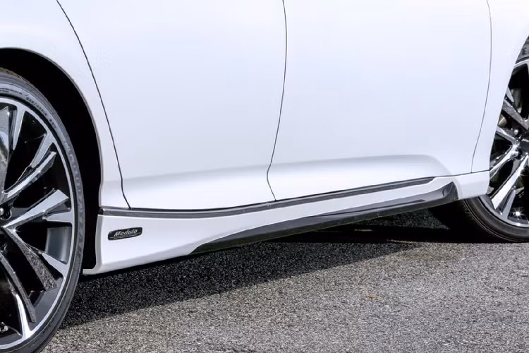 Trang bị bổ sung tốn kém nhất là bộ mâm mới của Access. Honda hiện đang cung cấp bộ mâm nhôm 18inch với giá 46.200 yên (10 triệu đồng). Trong khi phiên bản mâm 19 inch có giá 49.500 yên (10,8 triệu đồng).