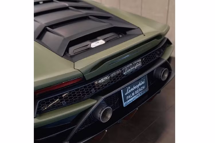 Lamborghini Huracan Evo vẫn được trang bị khối động cơ V10, hút khí tự nhiên, dung tích 5.2 lít tạo ra công suất tối đa 640 mã lực tại tua máy 8.000 vòng/phút và mô-men xoắn cực đại 600 Nm tại tua máy 6.500 vòng/phút.