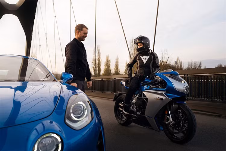 Xe chỉ được sản xuất đúng 110 chiếc trên toàn Thế giới, giá xe MV Agusta Superveloce Alpine lên tới 36.300 Euro/chiếc (tương đương 1,02 tỷ đồng).