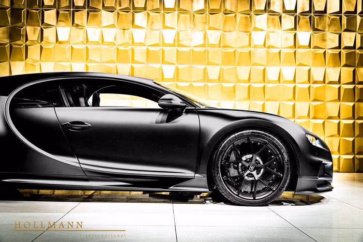 Mặc dù mức giá niêm yết mà Bugatti đưa ra cho Chiron Sport Noire chỉ là 3,25 triệu USD, thế nhưng showroom tại Đức lại bán chiếc xe đã qua sử dụng với giá đắt hơn 1 triệu USD. Với số lượng chỉ 20 chiếc trên toàn cầu, mức giá trên được xem là hợp lý và không quá đắt.