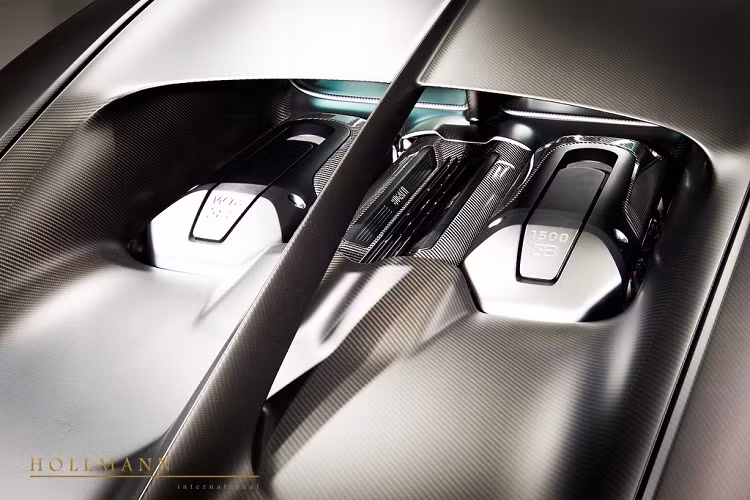 Bugatti trang bị cho siêu xe Chiron Sport Noire động cơ tăng áp kép W16 8.0L, cho công suất tối đa 1.500 mã lực và mô-men xoắn cực đại 1.600 Nm. Tốc độ tối đa mà chiếc xe này có thể đạt được là 420 km/h.