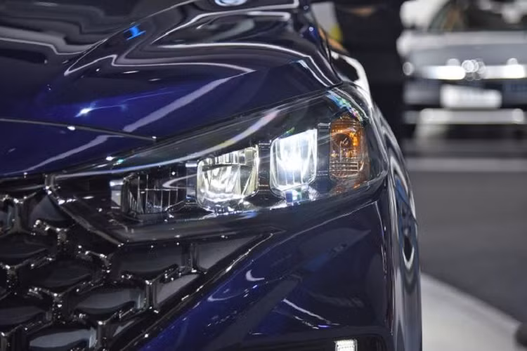 Trên đầu xe, của mẫu xe crossover Hyundai ix35 2021 được trang bị lưới tản nhiệt Cascading Grille hoàn toàn mới với mắt lưới hình tổ ong màu đen. Nối liền với lưới tản nhiệt là cụm đèn pha mới có thiết kế dài và mảnh hơn trước, đi kèm bóng LED hình vuông trông khá hiện đại.