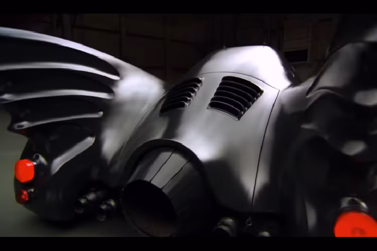 Khỏi phải nói, bộ phim tài liệu “The Batmobile” mang tới niềm vui cho cả bộ phận fan hâm mộ siêu anh Người Dơi và cả những người mê xe nói chung. Nó đưa chúng ta quay trở lại gốc rễ ôtô của một trong những phương tiện giờ đây đã là huyền thoại của văn hóa đại chúng.