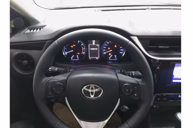 Toyota Corolla Altis 2.0V Sport sử dụng động cơ 4cyl dung tích 2.0L hút khí tự nhiên (3ZR-FE) cho công suất tối đa 143 mã lực và mô-men xoắn cực đại 187 Nm. Sức mạnh được truyền xuống cầu trước (FWD) thông qua hộp số tự động biến thiên vô cấp CVT-i. Nhờ đó, xe có khả năng tăng tốc từ 0 - 100 km/h trong 9,8 giây trước khi đạt tốc độ tối đa 180 km/h theo công bố của nhà sản xuất.