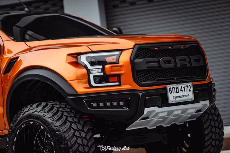 Để thực hiện bản độ này, garage Thái Lan trên đã cung cấp một bộ bodykit giúp mở rộng toàn bộ cản trước/sau và 2 bên xe giúp chiếc bán tải đạt được kích thước gần nhất với F-150. Lưới tản nhiệt được thay mới mô phỏng như siêu bán tải Ford F-150 với 3 cụm đèn LED ở viền trên.