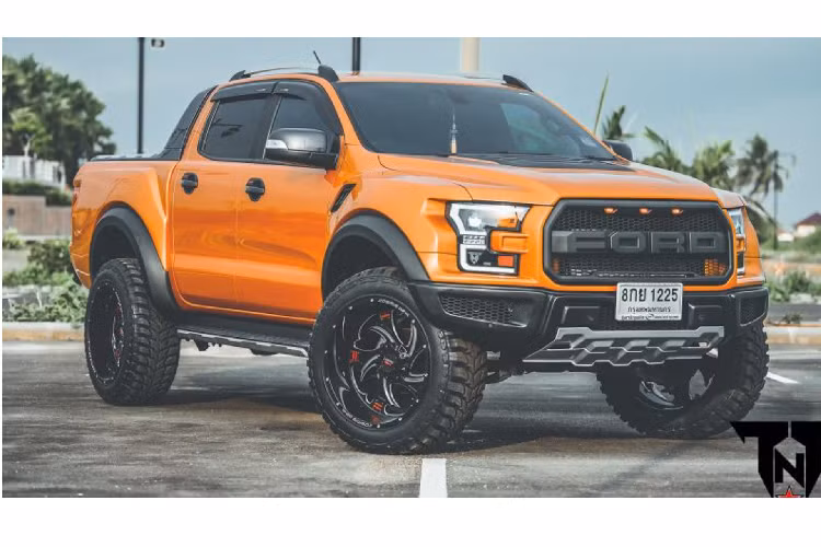 Mẫu xe bán tải Ford Ranger vốn quen thuộc tại nhiều thị trường trên thế giới, trong đó có Việt Nam vừa được hãng độ TTN Hypersport tại Thái Lan nâng cấp với gói phụ kiện đặc biệt để trở thành đàn anh F-150. Với Ranger, khách hàng có vô số kiểu độ từ độ offroad cơ bản cho đến nâng cao, decal và đặc biệt nhất đó là độ ăn theo Ranger Raptor hoặc thậm chí F-150.