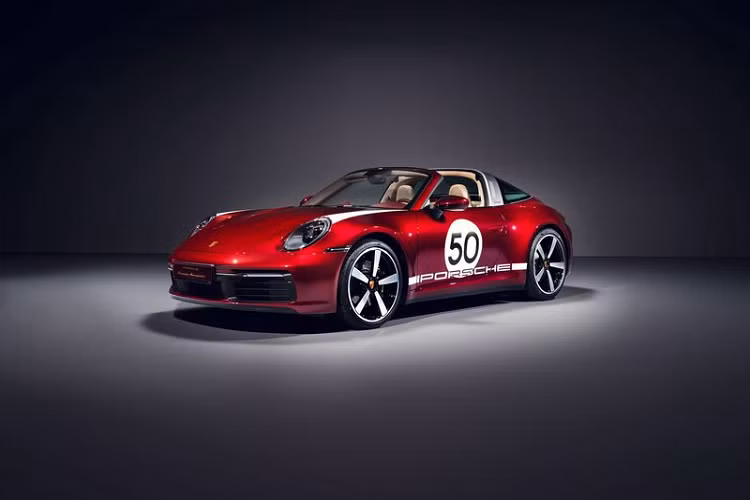 Là mẫu xe đầu tiên trong bộ tứ Heritage Design mới toanh của hãng xe thể thao Đức, Porsche 911 Targa 4S mới mang trên mình thiết kế gợi nhắc đến phong cách của những năm 1950 và 1960 thông qua các chi tiết retro điển hình, xe cũng được trang bị các công nghệ mới nhất.
