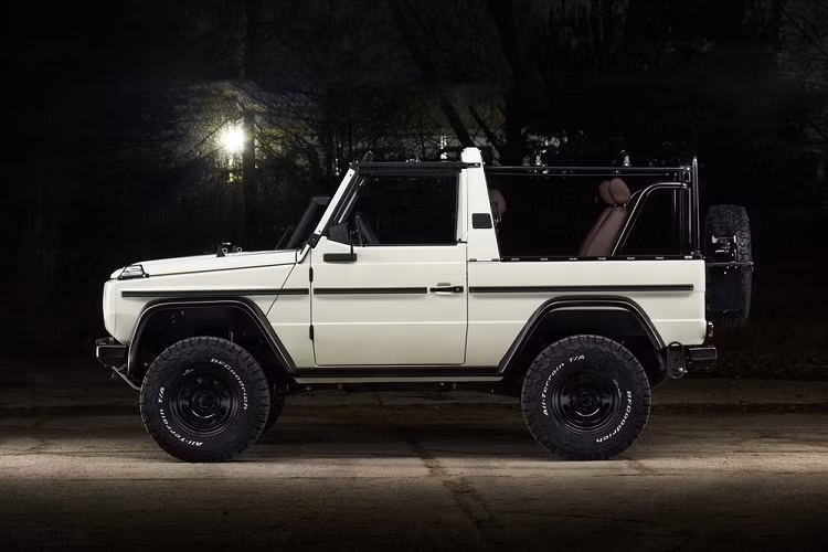 Expedition Motor Company là một công ty chuyên biến đổi những chiếc Mercedes-Benz G-Wagon mang nguồn gốc quân sự trở thành những chiếc SUV sang trọng, độc đáo và phù hợp đi đường phố. Sản phẩm mới nhất của công ty là chiếc Mercedes-Benz 250GD Wolf 1991 được hoàn thiện trong màu trắng mà đã được phục chế một cách tỉ mỉ và nâng cấp thêm một số trang bị nhằm cải thiện hệ thống máy móc lẫn vẻ thẩm mỹ bên ngoài.
