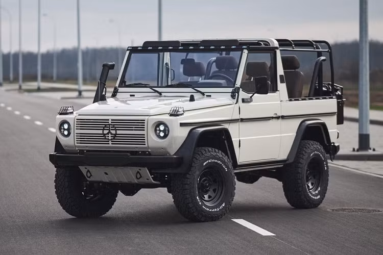 Để cải thiện khả năng đi địa hình, chiếc Mercedes-Benz 250GD Wolf được trang bị những lò xo, thanh giảm xóc và ống lót hệ thống treo mới, cho phép người lái vượt qua mọi dạng địa hình thử thách. Hệ thống lái và phanh của xe cũng được nâng cấp theo tiêu chuẩn hiện đại.