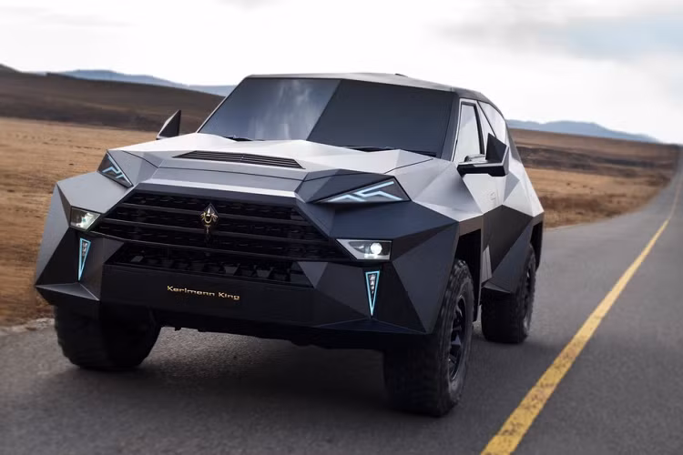 Chiếc xe có khối lượng 6 tấn và thiết kế giống máy bay tàng hình này là một trong những chiếc SUV đắt nhất thế giới. Karlmann King được thiết kế bởi công ty Trung Quốc IAT. Ở phiên bản cao nhất, thân xe có khả năng chống đạn để bảo vệ chủ xe giàu có. Cùng với hệ dẫn động bốn bánh toàn thời gian và hộp số tự động 6 cấp, Karlmann King có thể đạt tốc độ tối đa 140 km/h dù mang kích thước khổng lồ. Xe có giá từ 2 triệu USD đến 3,8 triệu USD.