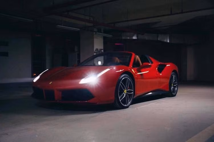 Theo khảo sát, giá một chiếc siêu xe Ferrari 488 Spider mui trần mới khi về đến Việt Nam vào khoảng 800.000 USD (tương đương 19 tỷ đồng). Mẫu siêu xe Ý có màu sơn đỏ nổi bật và sức mạnh gấp khoảng 10 lần một chiếc Kia Morning, tầm 670 mã lực.