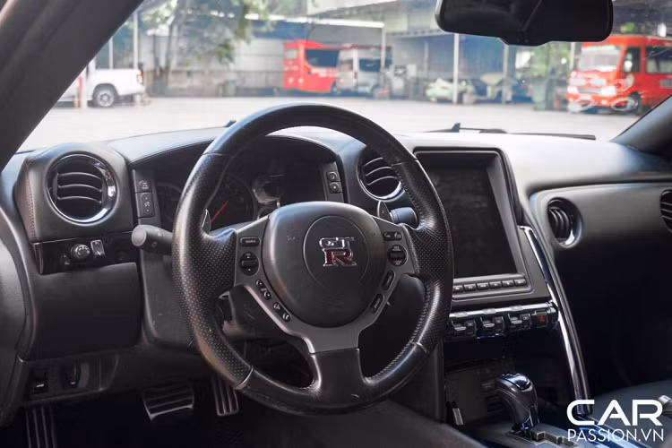 Chưa dừng lại ở đó, hội trưởng RS Turbo còn thay thế bộ mâm nguyên bản bằng chi tiết “hàng hiệu” đến từ Vossen có đường kính 20 inch. Bộ mâm đa chấu mới thuộc dòng Hybrid Forged Series có tên là VFS-1 được sơn màu xám chì khá lạ mắt, ẩn bên trong là cùm phanh Brembo sơn đỏ nổi bật, kết hợp với đĩa phanh mới được thay thế.