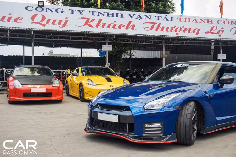 Tiến vào bên trong, khoang nội thất của xe có thiết kế đơn giản với không nhiều chi tiết. Nissan GT-R R35 là mẫu xe coupe 2+2 với ghế trước có thiết kế thể thao, hàng ghế phía sau phù hợp với những người có vóc dáng nhỏ. Điểm nhấn trong cabin là vô-lăng 3 chấu tích hợp các nút bấm hỗ trợ người lái, phía sau là lẫy chuyển số và một bảng đồng hồ tốc độ dạng analog. Ngoài ra, chủ nhân còn nâng cấp thêm cho xe một màn hình cảm ứng Android để có thể dễ dàng điều khiển các chức năng tiện ích trên xe.