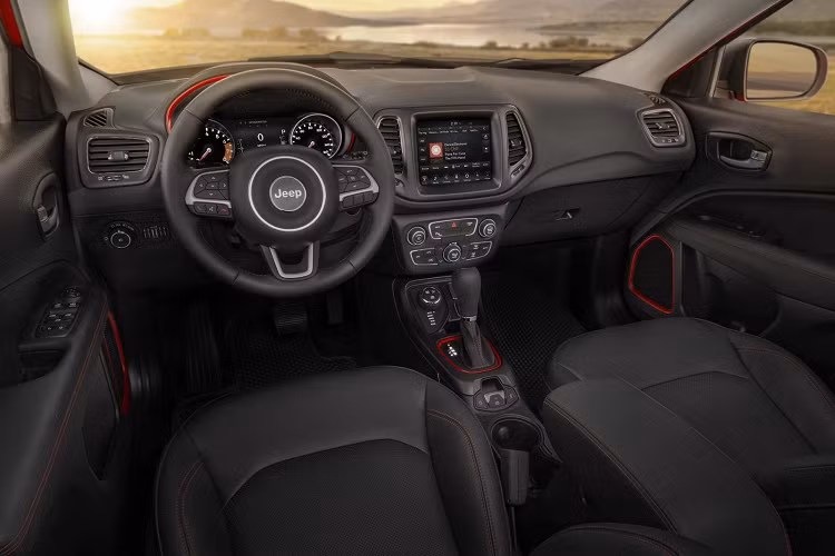 Jeep Compass cũng như nhiều chiếc CUV khác có 5 chỗ ngồi, ghế bọc da có chỉnh điện, lỗ thông khí. Hàng ghế thứ 2 có thể gập 60:40 mang lại khả năng chứa đồ tốt hơn khi không chở đủ tải.