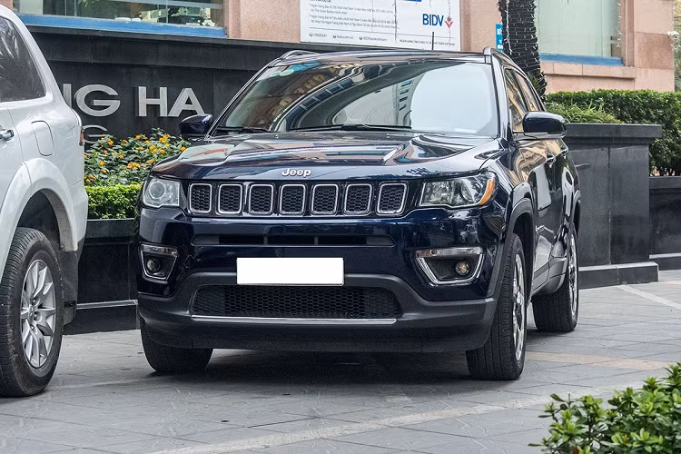 Jeep Compass không được phân phối chính hãng nên những chiếc CUV này lăn bánh trên đường hầu hết được nhập khẩu về nước dưới dạng tư nhân. mẫu xe CUV Jeep Compass khá nổi tiếng ở một số thị trường như Brazil, Ấn độ, Mỹ hay một số quốc gia ở châu Âu.